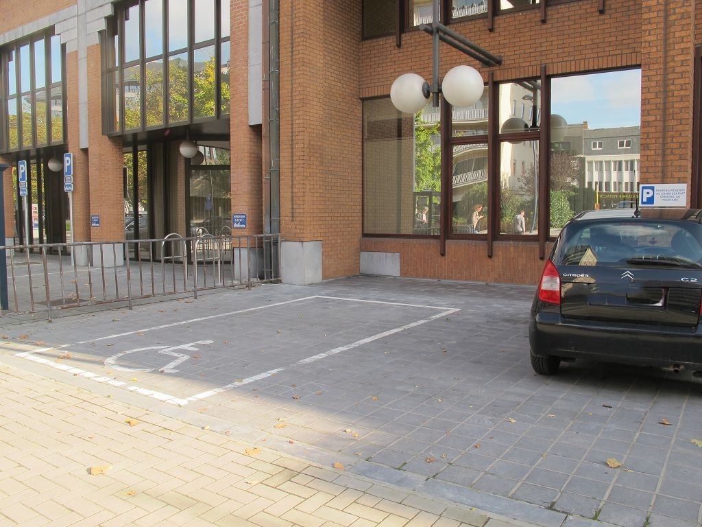 Place réservée située à gauche de l'entrée principale
